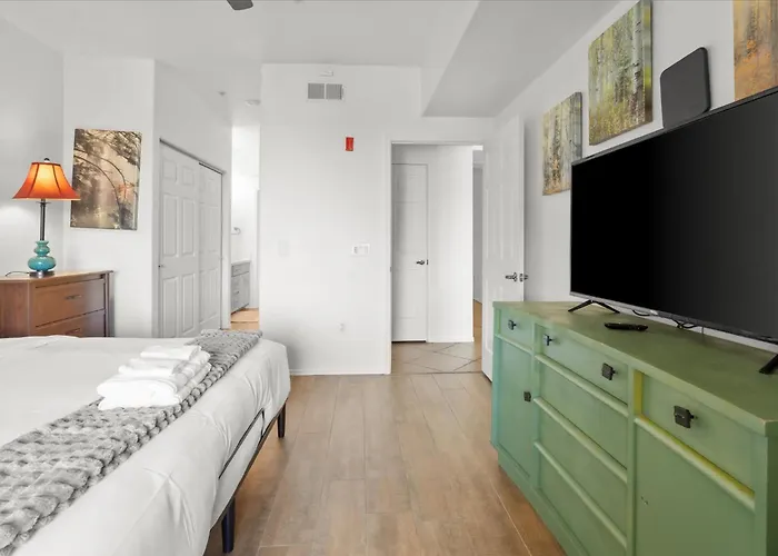 Luxury Escape Near Town & Mill Ave Apartment *