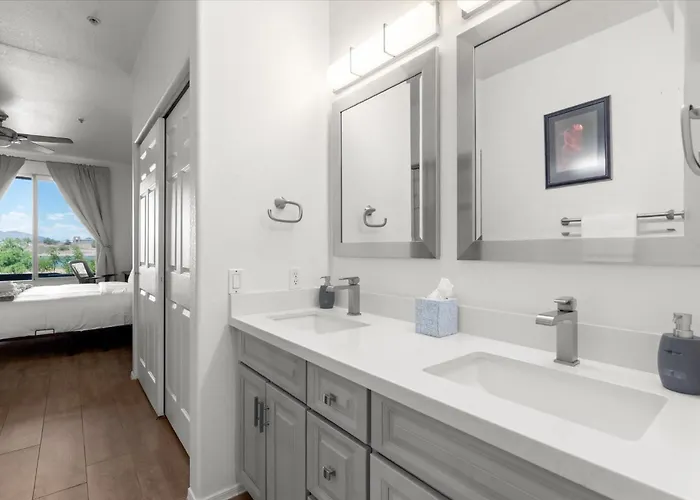 Luxury Escape Near Town & Mill Ave Apartment Tempe